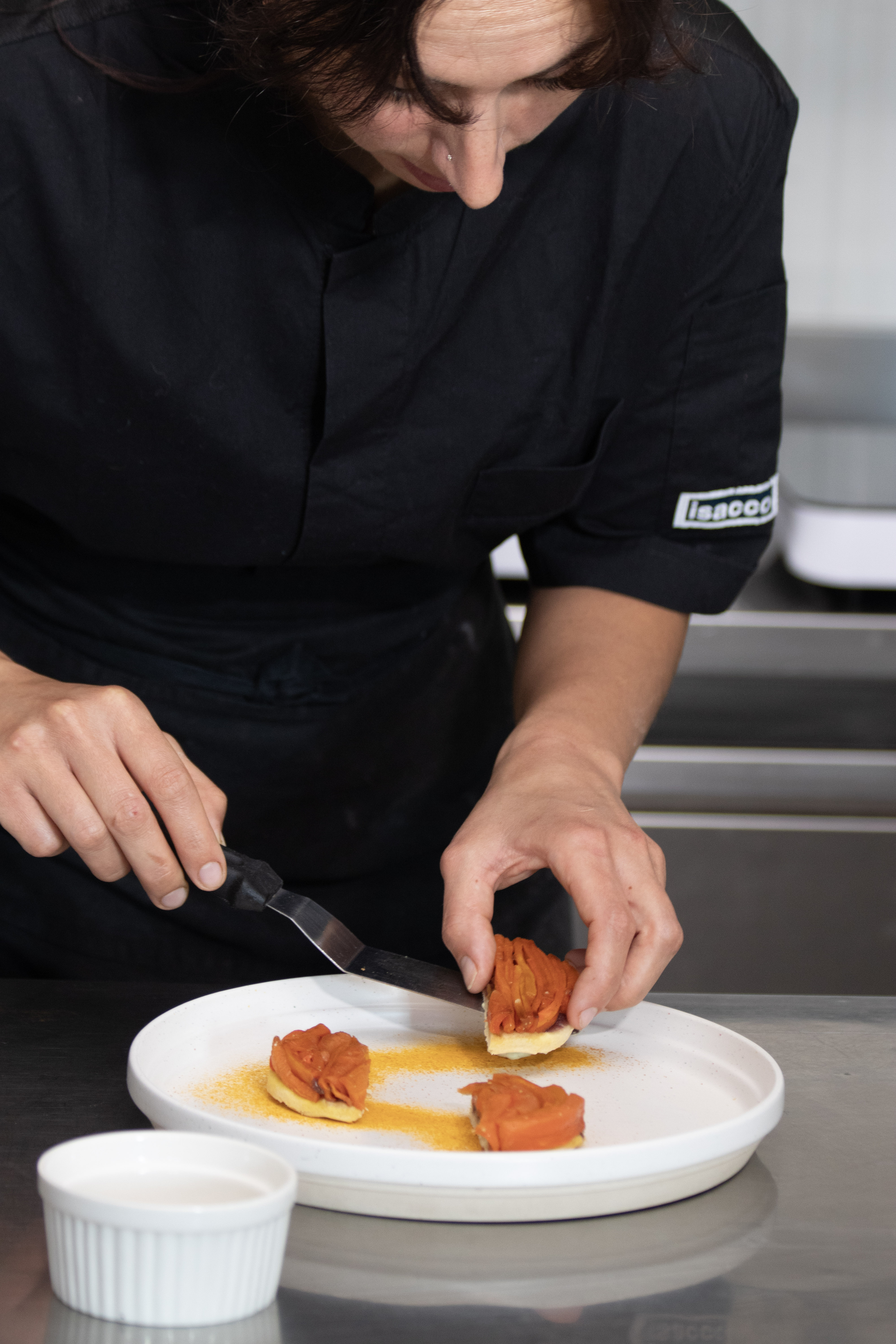 La preparazione di un piatto nella cucina di Cat l’è Bon